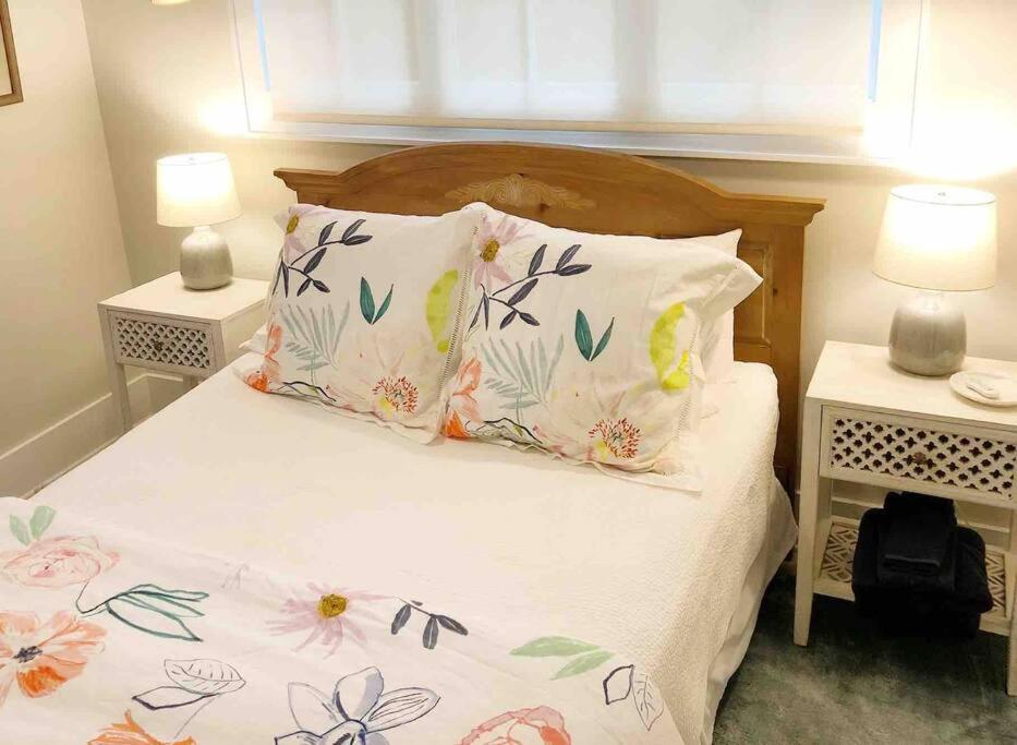 Liz Lane Cottage- Entire Guesthouse Чарлстон Екстер'єр фото